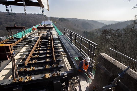 Sei einigen Tagen erhält die Müngstener Brücke, Deutschlands höchste Eisenbahnbrücke, neue Fahrbahnbrücken, die die Schwellen und Schienen tragen. Die Sanierung der Brücke kostet 30 Millionen Euro und ist technisch aufwendige Millimeterarbeit in 107 Metern Höhe. Die einzelnen Fahrbahnbrücken wiegen bis zu 22 Tonnen.