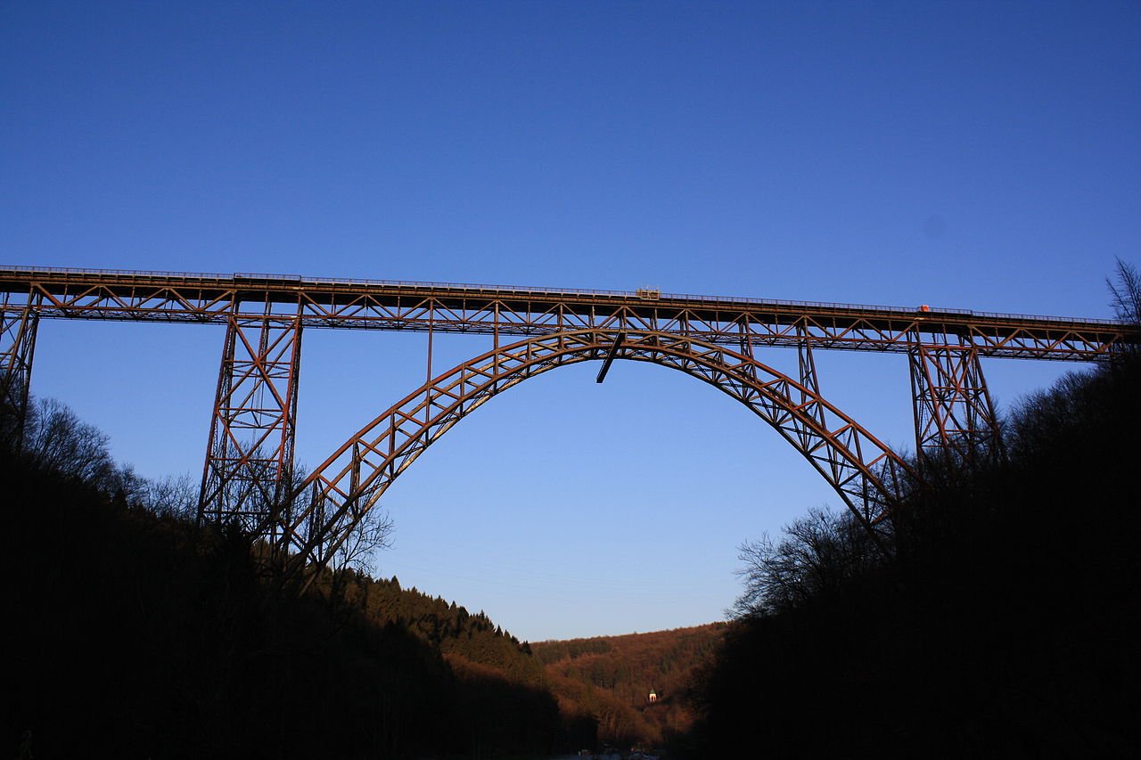 Die Müngstener Brücke zwischen Solingen und Remscheid: Sie ist mit 107 Metern über Tal die höchste Eisenbahnbrücke Deutschlands.