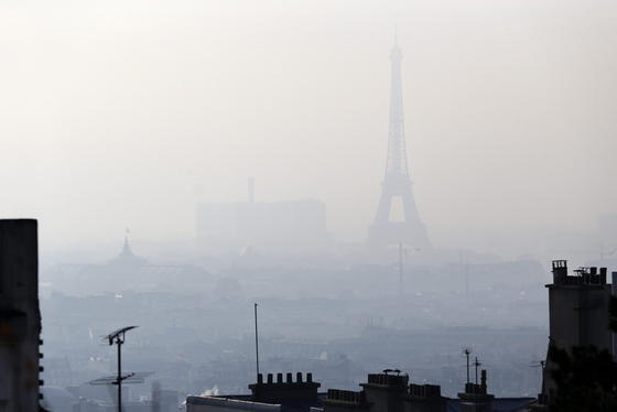 Der Pariser Eiffelturm im Smog: Mit Fahrverboten und Gratisfahrten in der Metro und mit Leihrädern reagiert Paris auf die zu hohe Feinstaubbelastung in der Stadt.