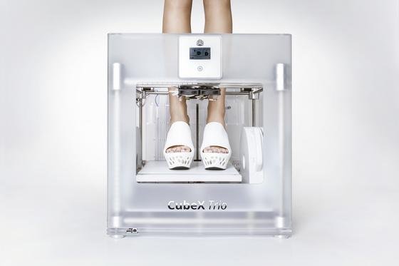 Der finnische Designer Janne Kyttanen entwirft in seinem Atelier in Amsterdam Schuhe, die man – oder besser frau – mit einem 3D-Drucker herstellen kann.