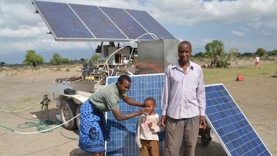 Bewohner des Dorfes Mdori in der Region Manyara probieren frisch gefiltertes Wasser. Ein solarbetriebenes Filtersystem ist leistungsstark genug, um 50 Menschen mit sicherem Trinkwasser zu versorgen. 