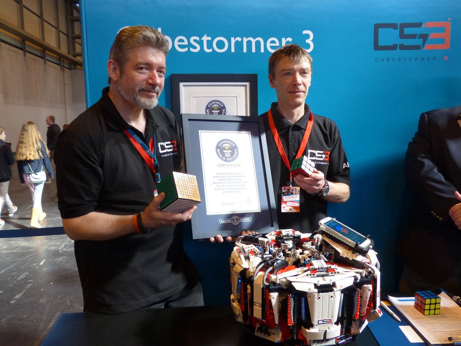 Weltrekordhalter: David Gilday und Mike Dobson stellten auf der Messe „The Big Bang“ ihren „Cubestormer 3“ vor. In sensationellen 3,253 Sekunden löst der Roboter aus programmierbaren Legosteinen den Zauberwürfel.