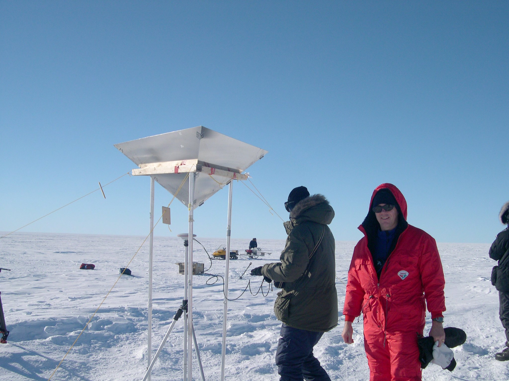 Forscher messen die Eisschmelze auf Grönland: Das Schmelzen der Gletscher auf Grönland wird den Anstieg des Meeresspiegels noch beschleunigen.