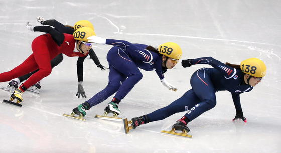 Short Track in Sotschi: Tausendstel Sekunden trennen manchmal Sieg und Niederlage im Eis-Rennsport. Da kann allein von den Schlittschuhen abhängen, wer Sieger oder Verlierer wird. Die neuesten, schnellsten Schlittschuhe sind aus hochfestem Aluminium gefertigt und von Mathematikern konstruiert.