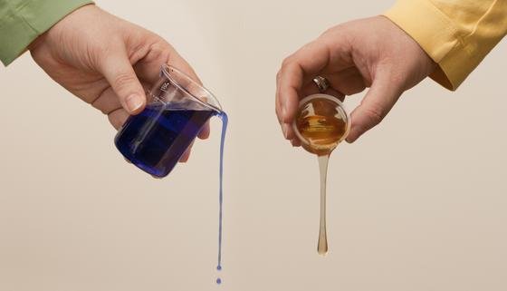 Viskose und weniger viskose Flüssigkeiten:Honig und Wasser