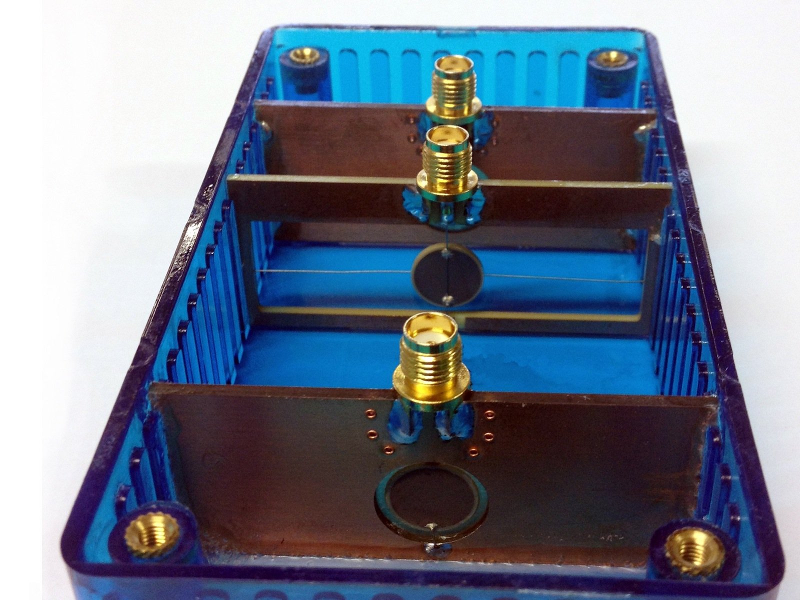 Ein Transmitter (Mitte) und zwei Receiver (oben und unten) messen die Druckwellenausbreitung in einer Flüssigkeitskammer und bestimmen so die Viskosität der Flüssigkeit.