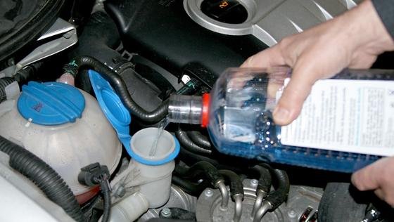 Saarbrücker Forscher haben einfach aufgebaute Sensoren entwickelt, mit denen die Mischungsverhältnisse von Flüssigkeiten wie Öl, Brems- und Kühlflüssigkeit überwacht werden können. 