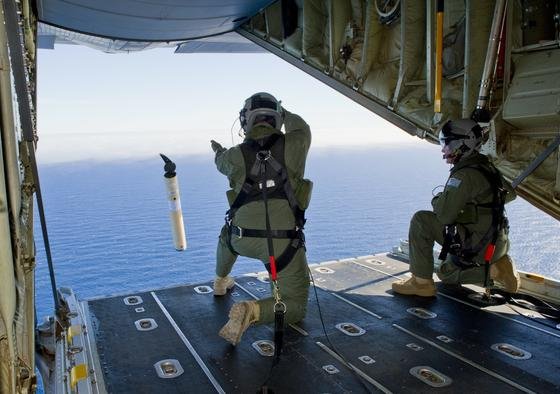 Abwurf von Bojen durch die australische Armee von einer Herkules C-130J. Die Bojen senden Funksignale über ihre Position und können Ortungssignale empfangen. Schlechte Sicht hatte tagelang die Suche nach Wrackteilen der vermissten Boeing 777 erschwert.