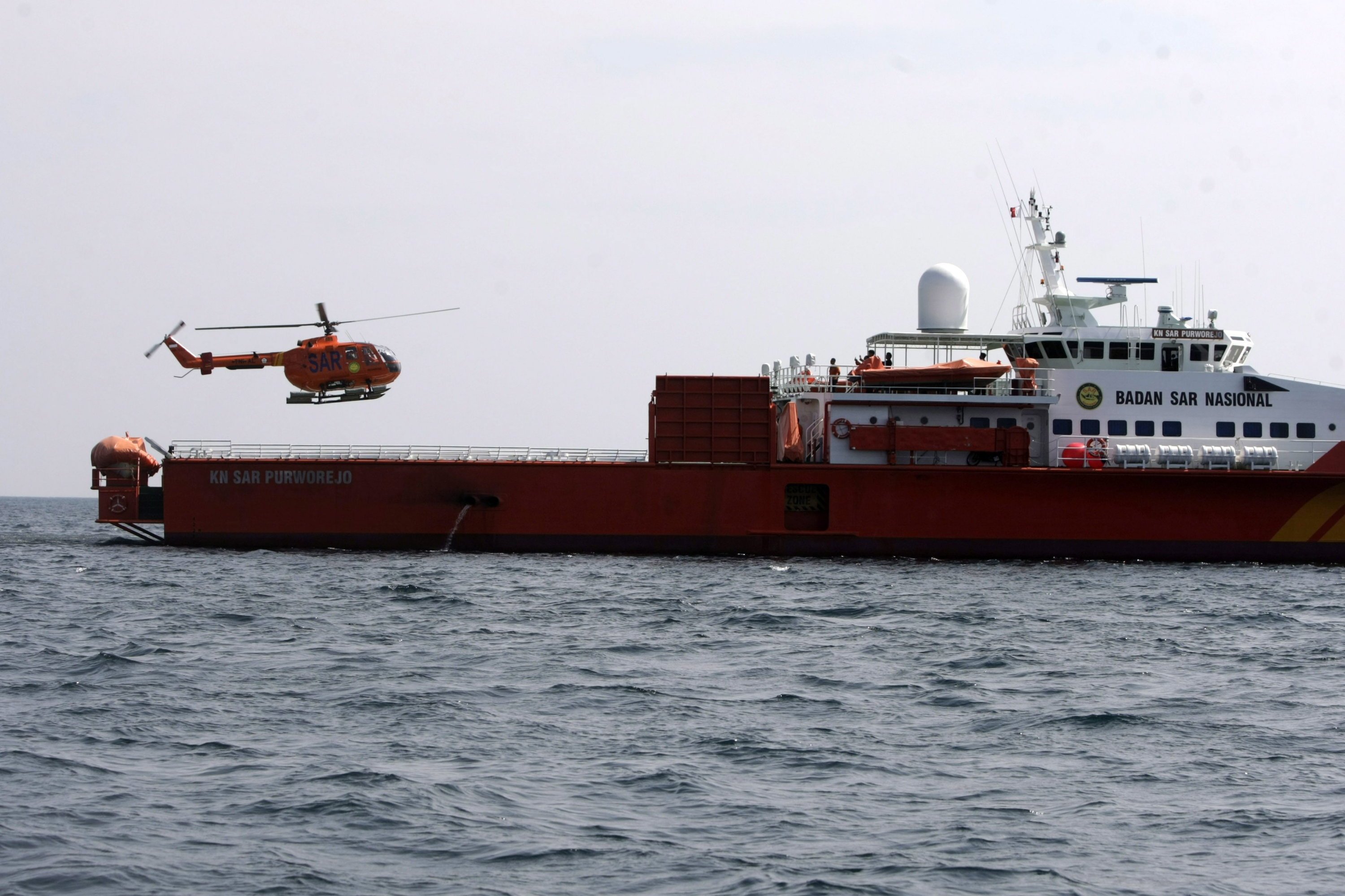 Landung eines indonesischen Suchhubschraubers auf einem Schiff in der Straße von Malakka: Inzwischen hat Indonesien die Suche in seinen Gewässern eingestellt.