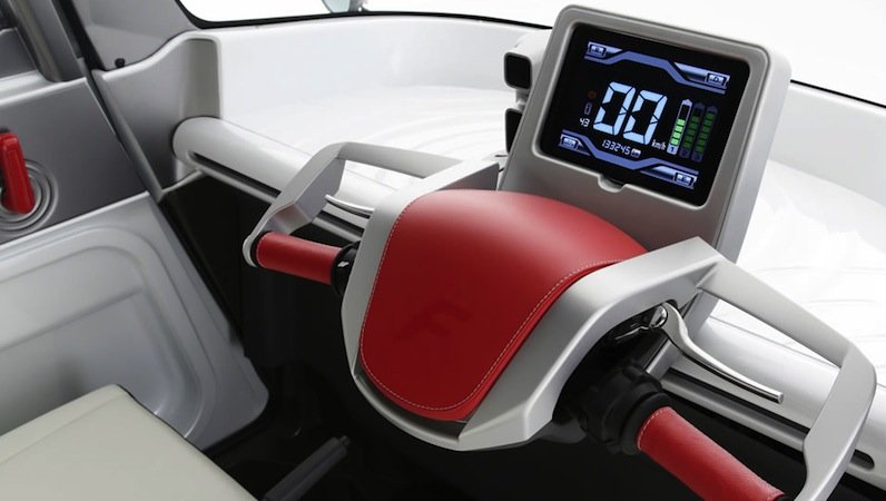 Das Lenkrad von Concept One erinnert an einen Motorradlenker. Das große Display zeigt Geschwindigkeit und Restenergie an.