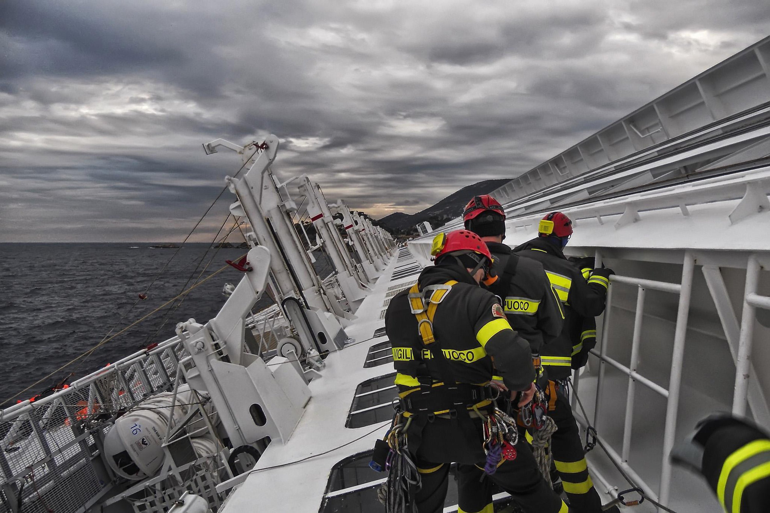 Ein Bergungsteam steht auf der seitlichen Bordwand des vor der toskanischen Insel Giglio havarierten Kreuzfahrtschiffes 