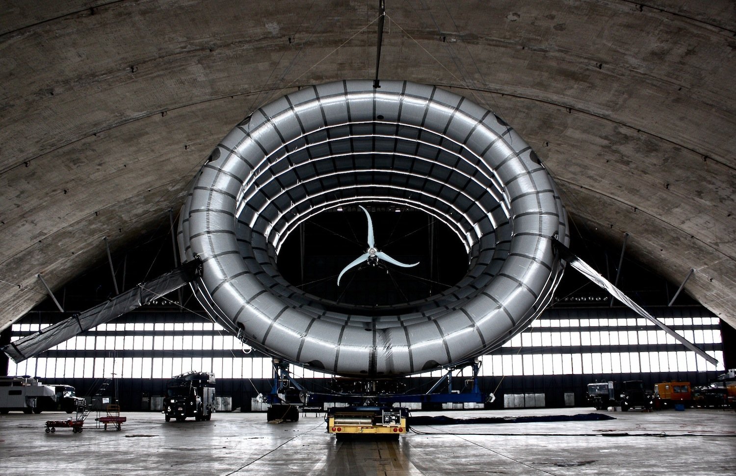 Im Hanger: Die BAT-Turbine wird jetzt erstmals kommerziell in Alaska eingesetzt, um dort entlegene Haushalte mit Strom zu versorgen.
