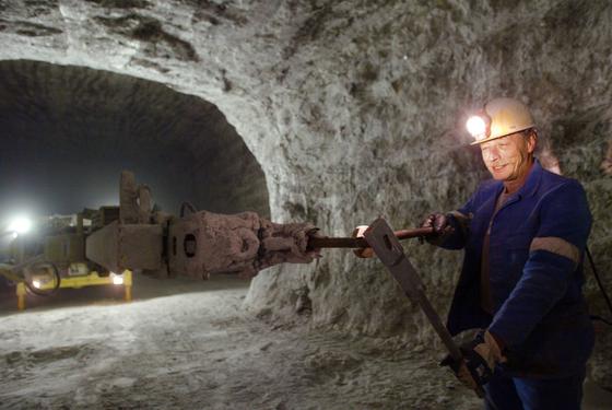 Ein Bergmann montiert im Salzbergwerk in Stetten bei Haigerlich im Zollernalbkreis einen Bohrer auf eine Maschine. Mitte 2015 dürfte in Europa auch Wolfram wieder in großem Stil abgebaut werden. 