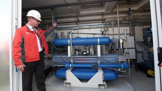 Die Wasserstoffanlage Power-to-Gas der Eon Gas Storage im brandenburgischen Falkenhagen bei Pritzwalk. Sie wird in den nächsten Jahren als Pilotanlage genutzt und soll pro Stunde rund 360 Kubikmeter Wasserstoff aus regenerativ erzeugtem Strom produzieren. Dieser lässt sich in einem nächsten Schritt zu synthetischem Methan weiterverarbeiten. 