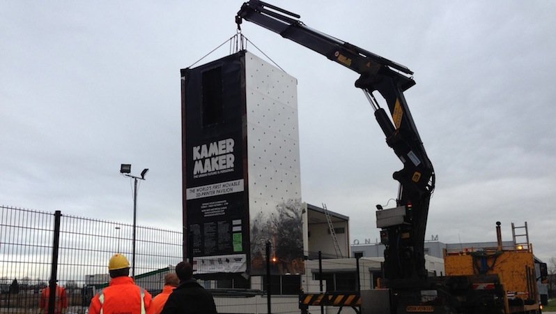Der riesige 3D-Drucker Kamermaker des Unternehmens Ultimaker bei der Anlieferung. Er ist sechs Meter hoch und drei Meter breit.  