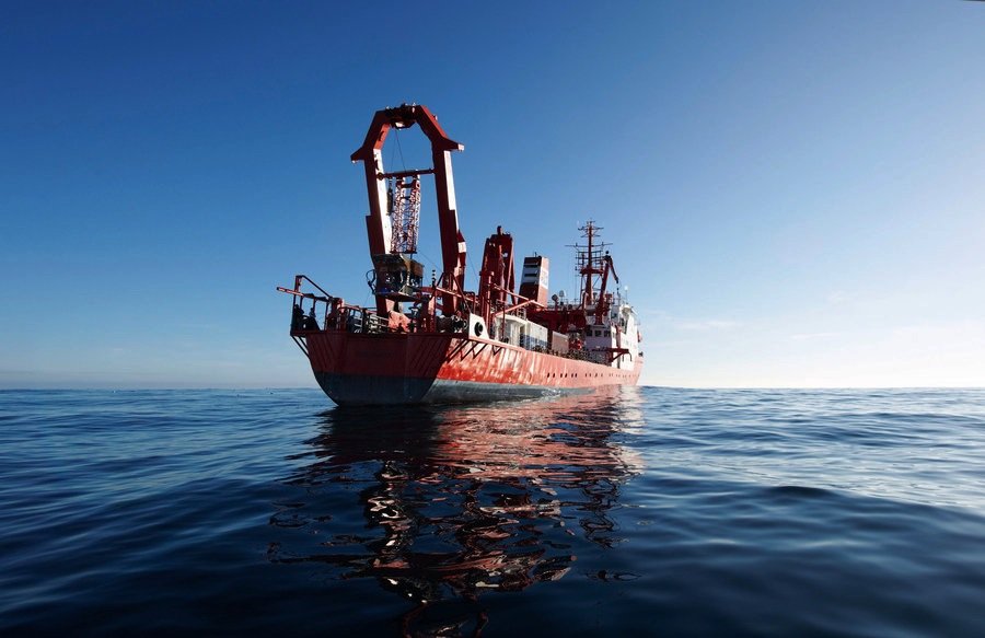 Das alte Forschungsschiff Sonne während seiner 210. Expedition vor der Küste Chiles.