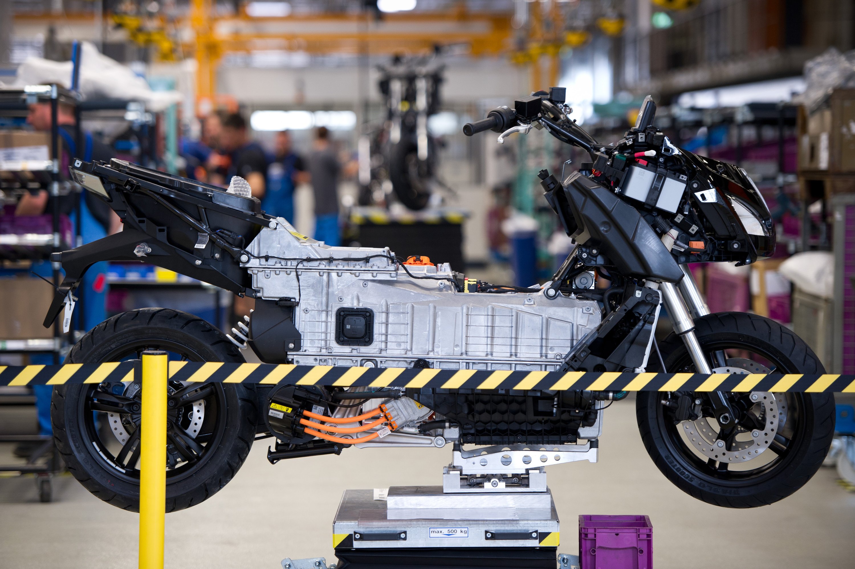 Produktion des Elektrorollers C evolution von BMW: Deutlich zu sehen ist das Batteriepaket, das der Roller aus dem Elektroauto i3 übernommen hat. Die Reichweite des Rollers soll bei 100 Kilometern liegen.