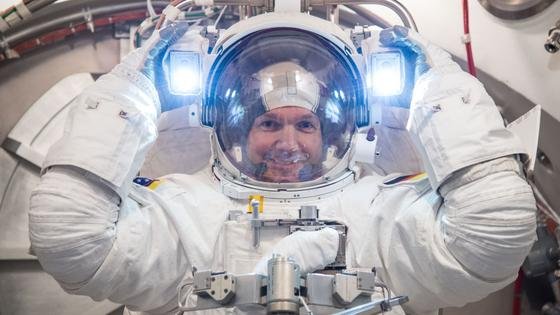 Alexander Gerst testet bei der NASA seinen Weltraumanzug.  Am 28. Mai 2014 soll der deutsche ESA-Astronaut ins All aufbrechen und auf der Internationalen Raumstation ISS Experimente durchführen – unter anderem zum Projekt Spacetex. Untersucht wird dabei das Zusammenspiel von Körper und Kleidung im All.