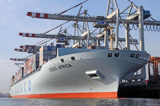 Containerschiff im Hamburger Hafen: Künftig könnten große Containerschiffe vollautomatisch und ohne Crew über die Weltmeere steuern. An einer entsprechenden Technik arbeiten Forscher des Fraunhofer-Zentruma für maritime Logistik und Dienstleistungen in Hamburg.