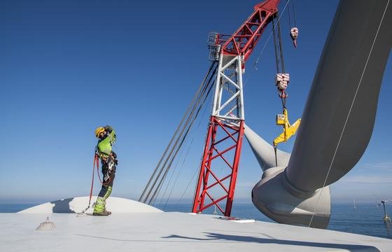 Montage im Windpark Bard 100 Kilometer vor Borkum: Der Rotorstern wird mit dem Hauptkran eines Errichterschiffes auf die Gondel montiert, das sogenannte „Sterneziehen“. Dabei braucht es ruhige See und wenig Wind.