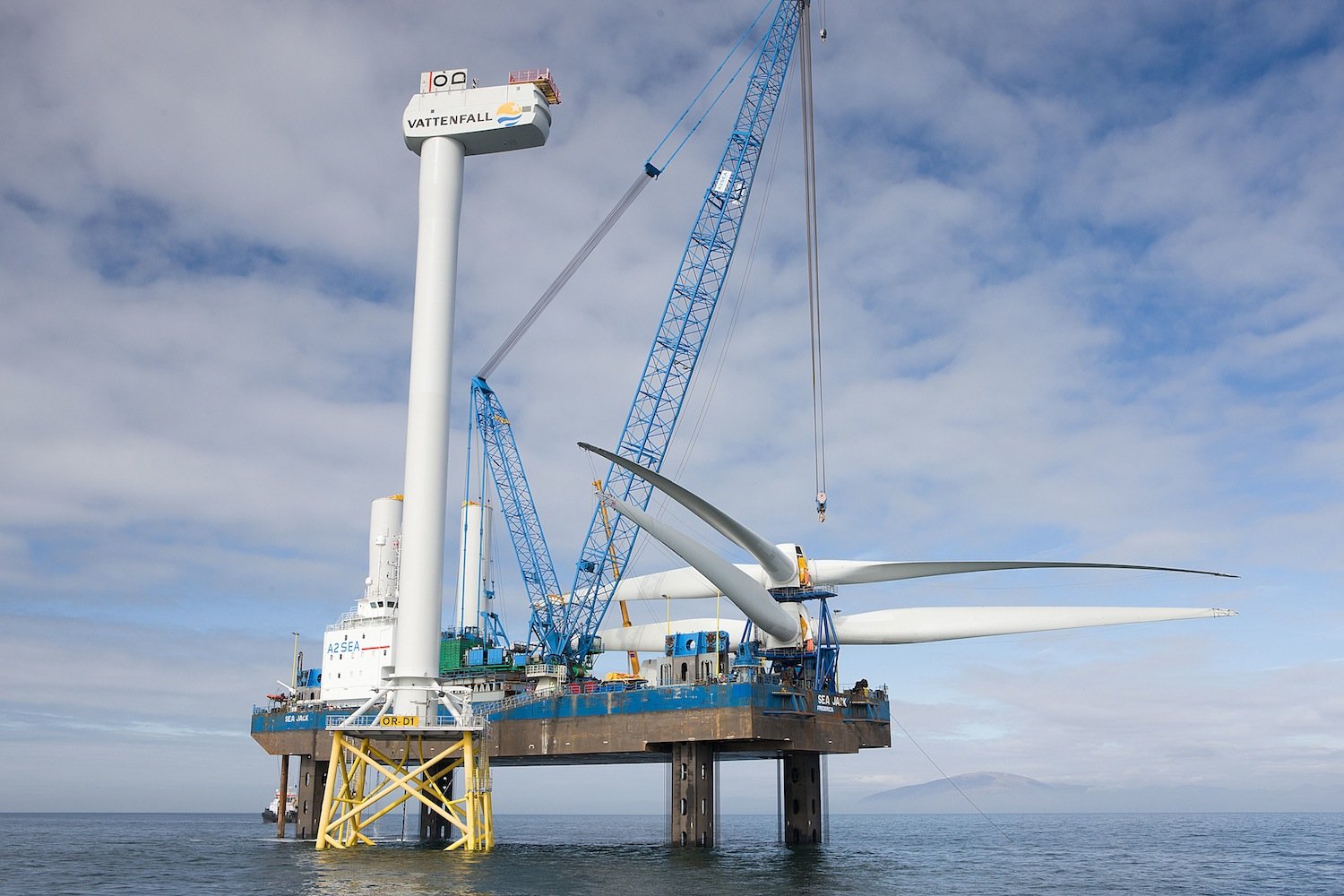 Montage einer Windkraftanlage im Windpark Ormonde vor der Küste Großbritanniens: Die dafür benötigten Kräne haben das Probleme, dass die Bauteile bei starkem Wind zu stark schwingen. Ein Aufzugsystem soll Abhilfe schaffen.