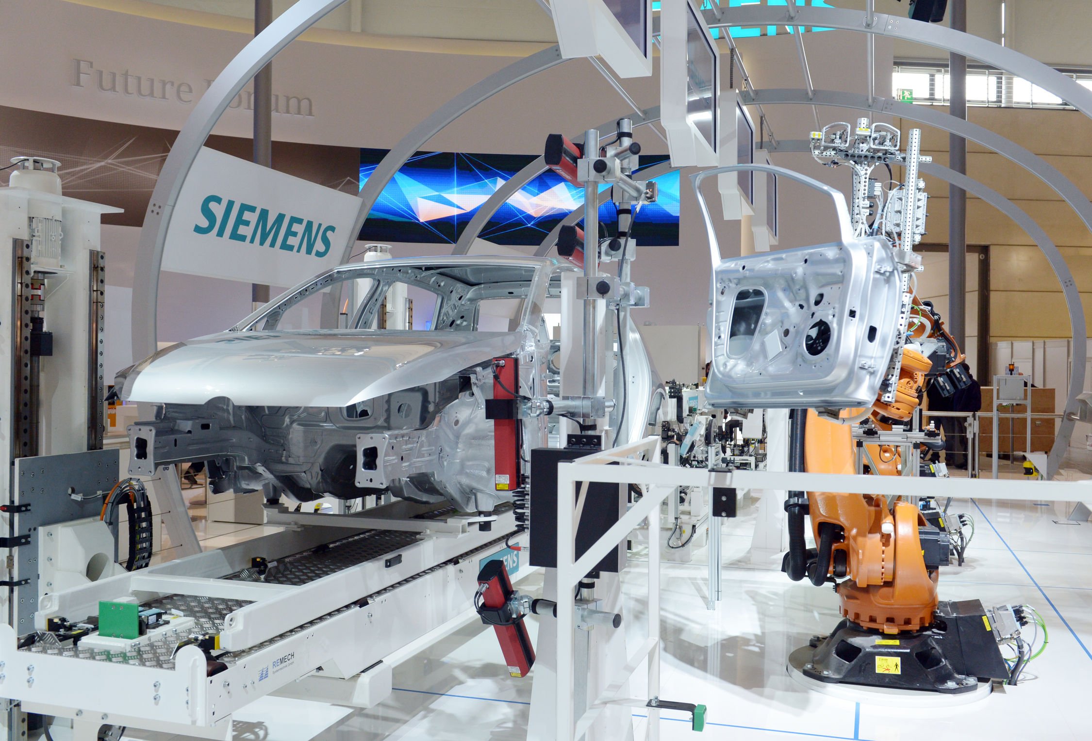 Mit 3500 Quadratmetern ist Siemens der größte Aussteller der Hannover Messe. So zeigt Siemens eine reale Pkw-Montagestraße, die bereits im Zeichen der Industrie 4.0 steht und voll vernetzt ist. Die Anlage kann auch komplexe Arbeitsabläufe automatisiert erledigen.