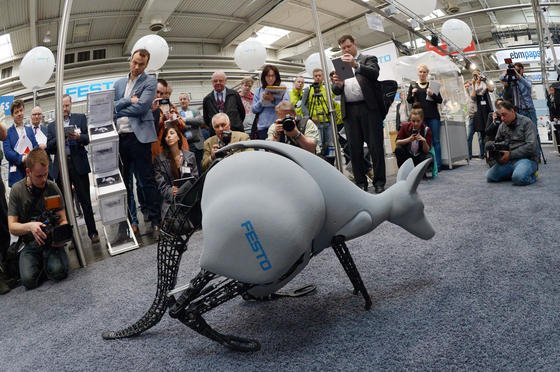 Ein Star auf der Hannover Messe: das bionische Känguru BionicKangoo des Maschinenbauers Festo.