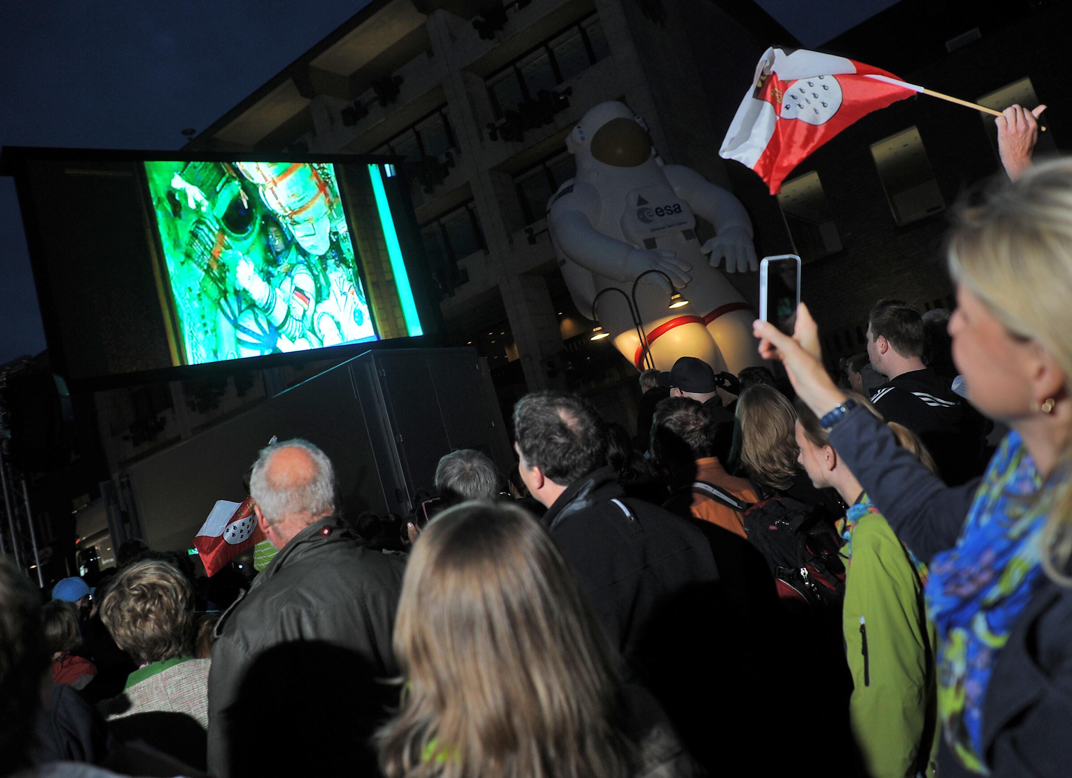 Public Viewing auf dem Alter Markt in Köln zum Start des Kölner Astronauten Alexander Gerst zur ISS: Per Video-Leinwand und Liveübertragung grüßte Gerst die Kölner Zuschauer vor dem Start aus Baikonur.