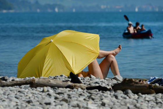 Sonnenanbeterin am Bodensee: Wie lange kann man in der Sonne liegen, ohne einen Sonnenbrand zu bekommen? Diese Frage beantwortet jetzt eine neue App des Deutschen Zentrums für Luft und Raumfahrt. Dabei werden sogar Faktoren wie Hauttyp, Sonnenschutzfaktor der Sonnenmilch, Ozongehalt der Luft und der Winkel der Sonneneinstrahlung berücksichtigt.