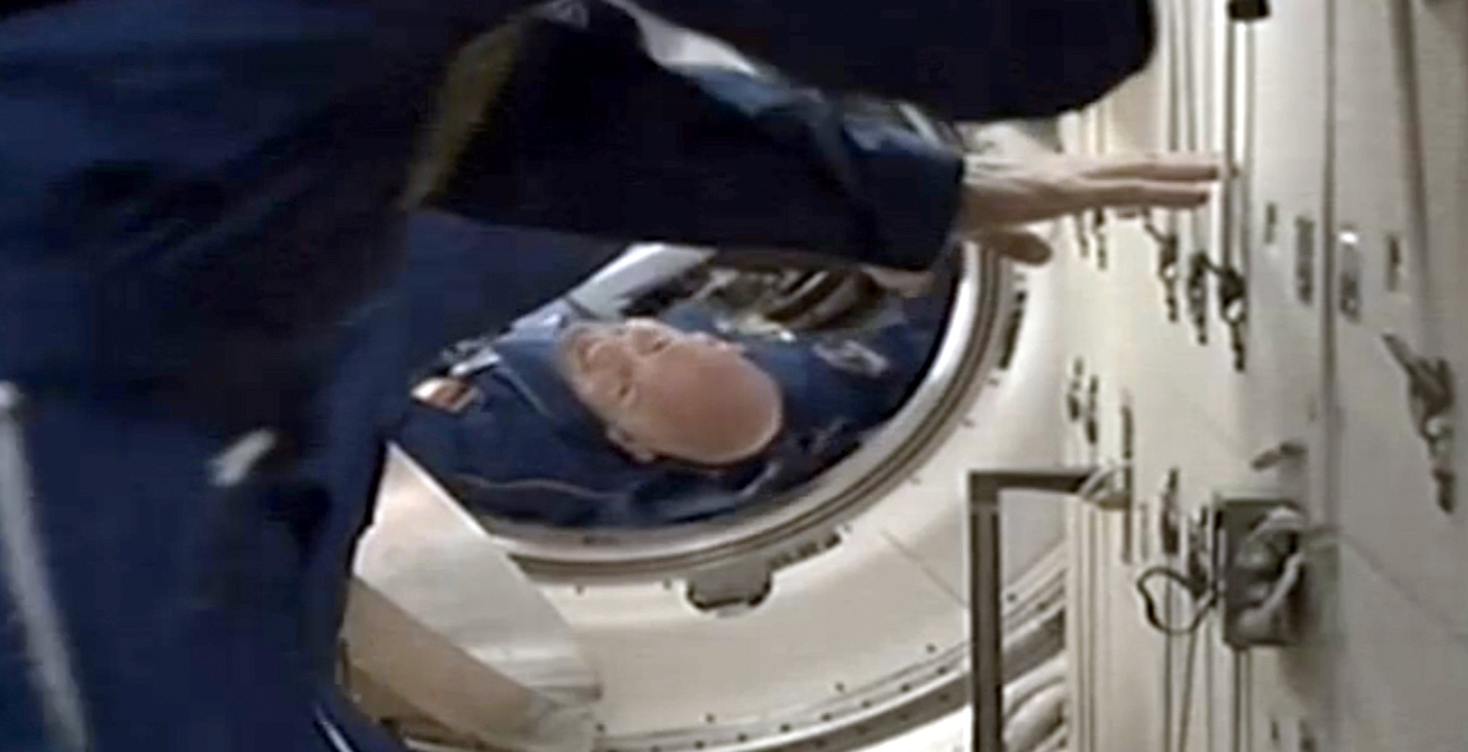 Der deutsche Astronaut Alexander Gerst schwebt von der Sojus-Kapsel in die ISS: Nach sechsstündigem Flug war die Sojus um 3.44 Uhr an der ISS angedockt, um 05.52 Uhr MESZ öffnete sich die Luke zur ISS.