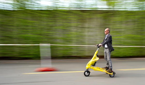 Der Elektroroller Trikke aus den Niederlanden erreicht eine Höchstgeschwindigkeit von 25 km/h. Ab Juli 2014 wird er für 2850 Euro in Deutschland erhältlich sein. 