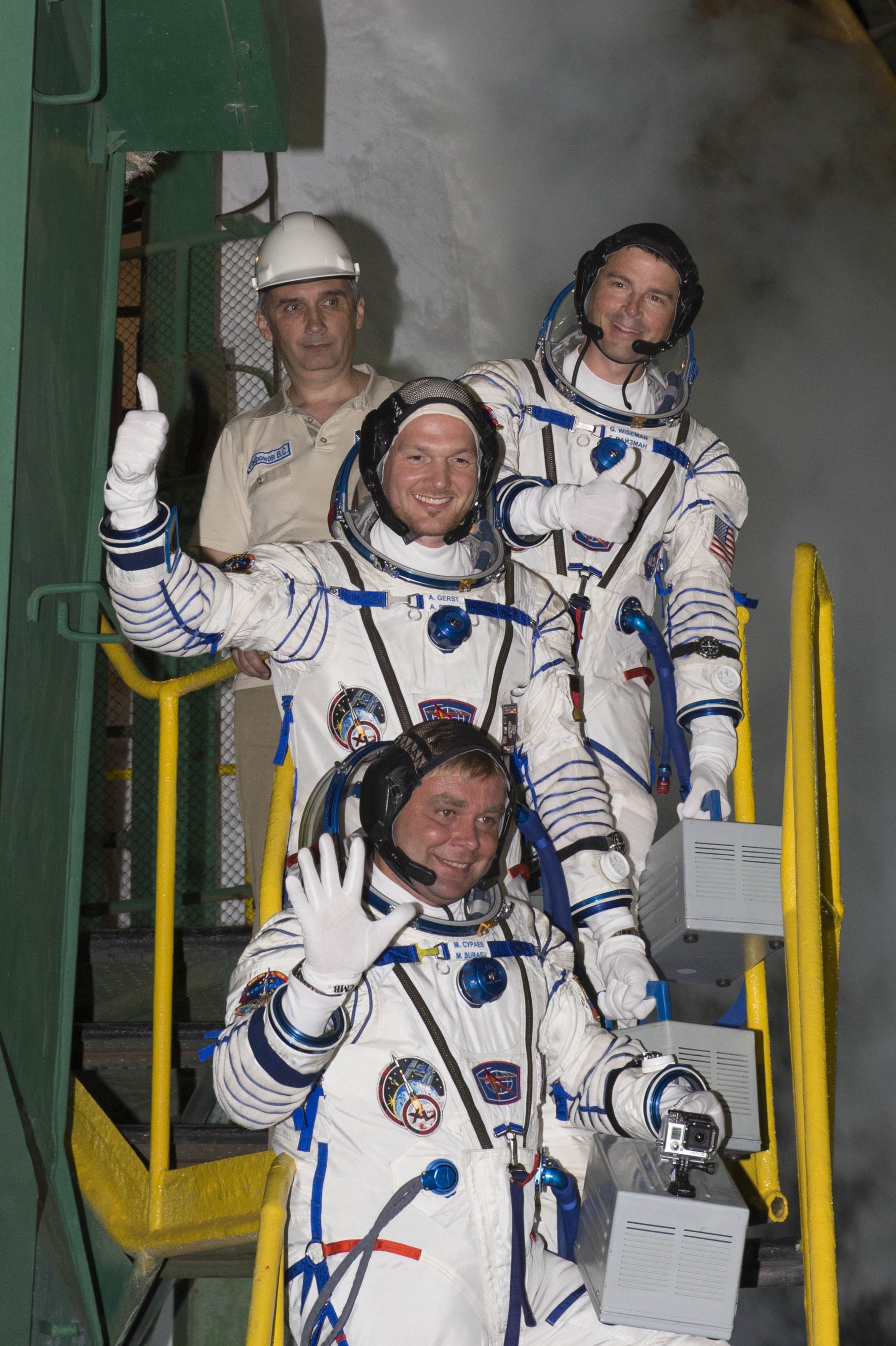 Auf geht's: der deutsche Astronaut Alexander Gerst (mitte), der russische Kommandant Maxim Surajew (unten) und der amerikanische NASA-Astronaut Gregory Wiseman kurz vor dem Start der Expedition 40/41 auf der Treppe zur Sojus-Rakete auf dem Weltraumbahnhof Baikonur.