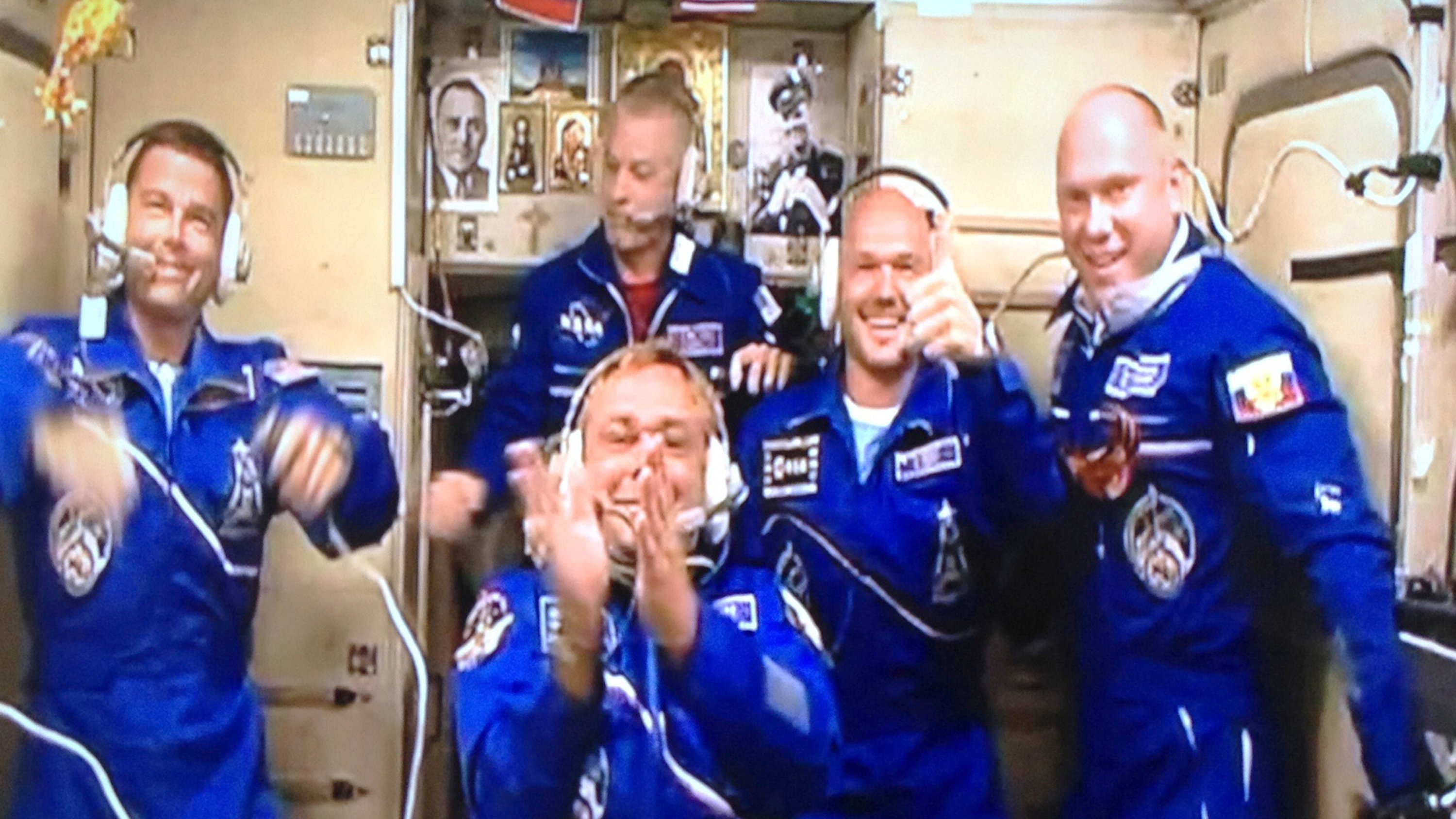 Glücklich angekommen: Nach einem sechsstündigen Express-Flug und einem rund zweistündigen Andockmanöver sind Alexander Gerst (2. von rechts), Reid Wiseman (links) und Maxim Surajew (Mitte) glücklich an Bord der ISS angekommen. 