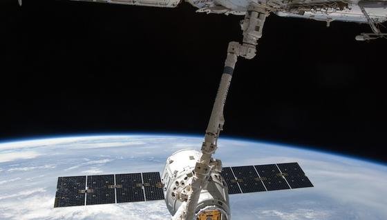 Dieses Manöver sorgt immer wieder für Aufregung. Die ISS-Besatzung muss die Versorgungskapsel mit einem Roboterarm einfangen. Greift sie daneben, ist die wertvolle Fracht verloren. 