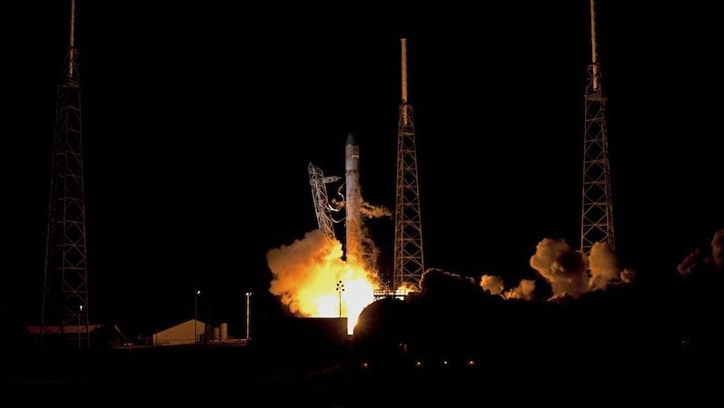 In Cape Canaveral laufen die Vorbereitungen zum Countdown. Heute Abend wird die Falcon-9-Rakete um 22:58 Uhr starten und Dragon ins Weltall bringen. 