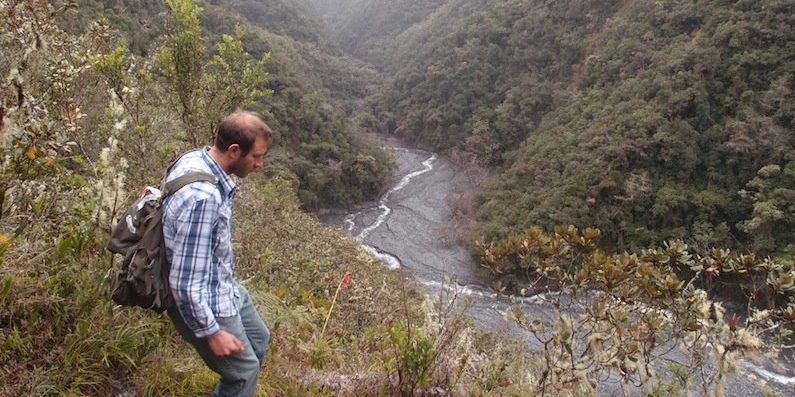 Mark Torres in den Bergen Perus. Der Wissenschaftler der University of California suchte nach verwitternden Felsen, um chemische Reaktionen zu untersuchen. 