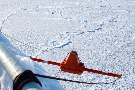 Ein am Bug des Forschungsschiffes Lance befestigter Eisdickensensor zeichnete kontinuierlich die aktuelle Eisdicke vor dem Schiff auf. 