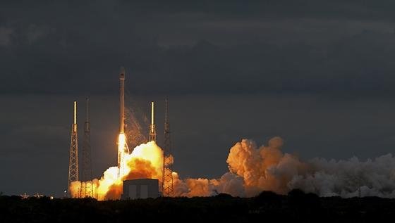 So sieht ein Start der Falcon 9 aus, die Dragon ins Weltall bringen soll. Doch gestern blieb die Trägerrakete in Cape Canaveral aus Sicherheitsgründen am Boden. Grund war ein Leck im Heliumtank. 