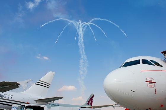 Flugzeuge wie dieser Airbus haben eine runde Spitze unter anderem deshalb, weil dort die rund Radarantenne untergebracht ist. Jetzt hat BAE Systems Antennen entwickelt, die sich als Streifen in die Flugzeughaut einbetten lassen.