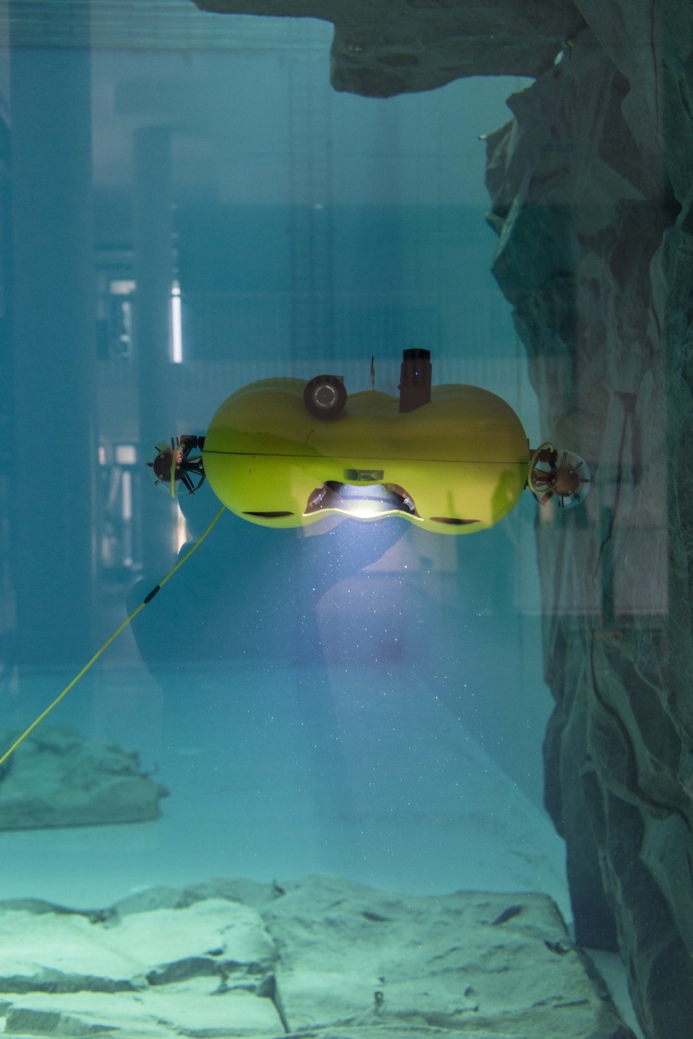 Das autonome Unterwasserfahrzeug Dagon wird für eine Testfahrt zu Wasser gelassen. 