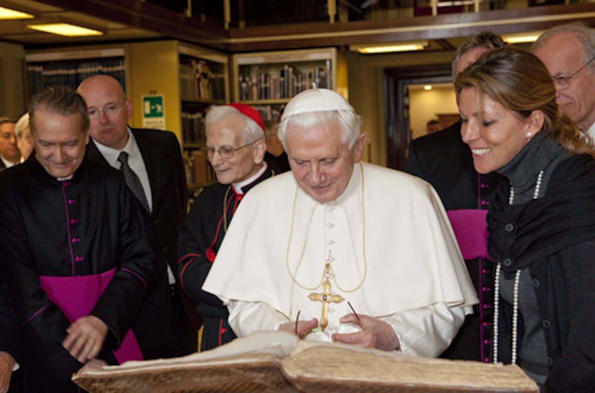 Papst Benedikt bei einem Besuch der Vatikanischen Bibliothek: 3000 Handschriften wird der japanische IT-Konzern NTT in den nächsten vier Jahren digitalisieren.