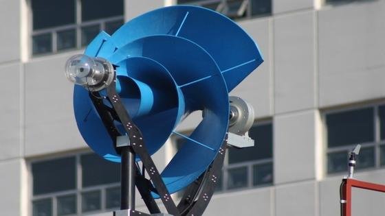 Die Windturbine Liam F1 hat einen Durchmesser von 1,5 Metern und wiegt 75 Kilogramm. Am effektivsten arbeitet sie in einer Höhe von zehn Metern. Die Nachbarn wird sie kaum stören: Die Geräuschentwicklung liegt lediglich bei 45 Dezibel. 