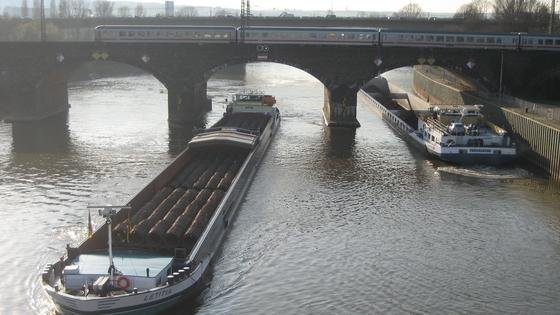 Neue Fahrerassistenzsysteme können zukünftig den Verkehrsfluss auf der Schiene und den Binnengewässern sicherer machen und zugleich den Anforderungen an Effizienz und Umweltverträglichkeit gerechter werden.