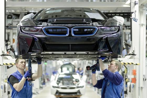 Produktion des BMW i8 in Leipzig: Trotz Rekordabsatzzahlen und Rekordgewinnen will BMW die Personalkosten weiter senken, allerdings ohne Personalabbau.