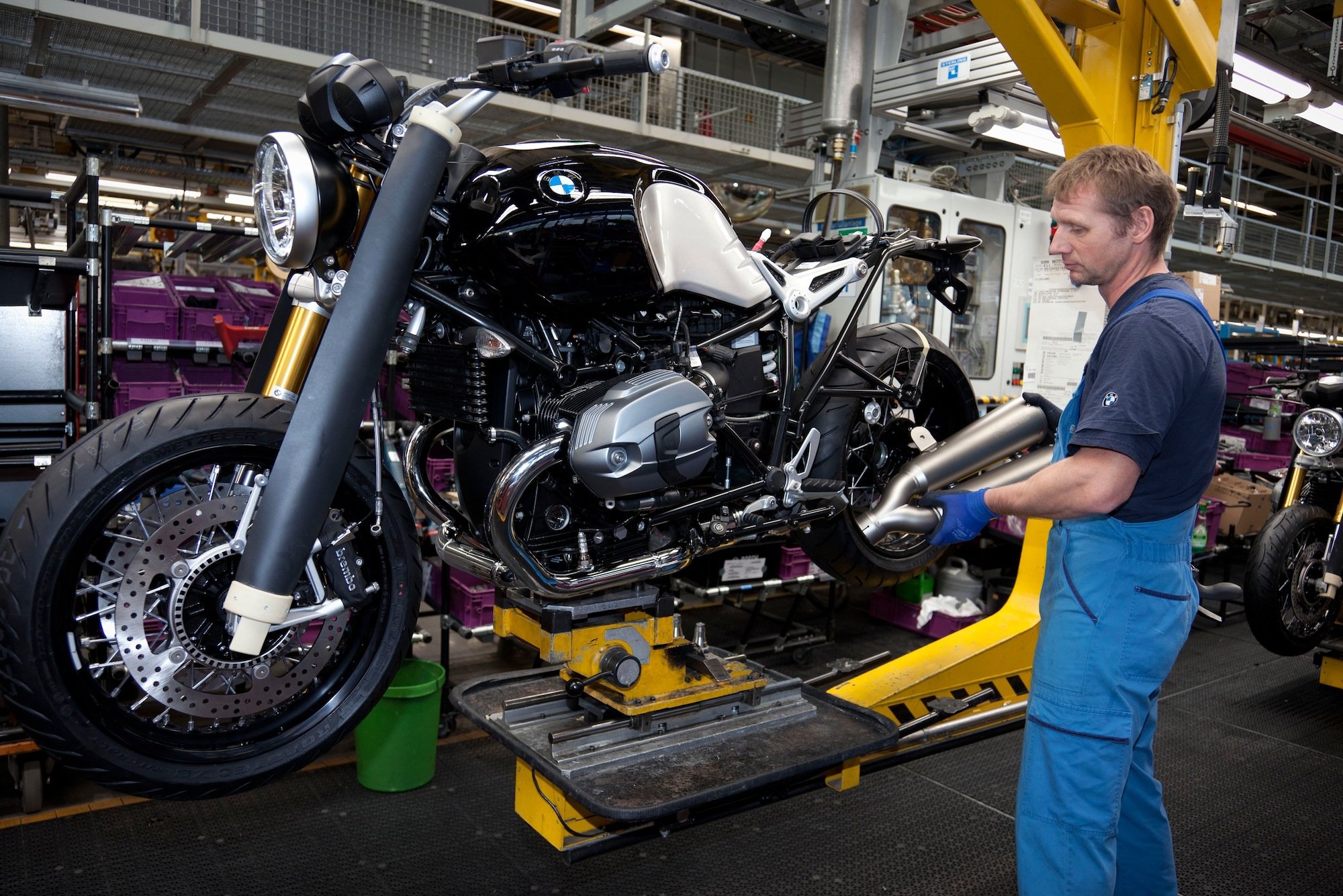 Schalldämpfermontage an einer BMW R nineT im BMW-Werk in Berlin: Der Hersteller will einen Teil der Pausen nicht mehr bezahlen, um die Personalkosten zu senken.