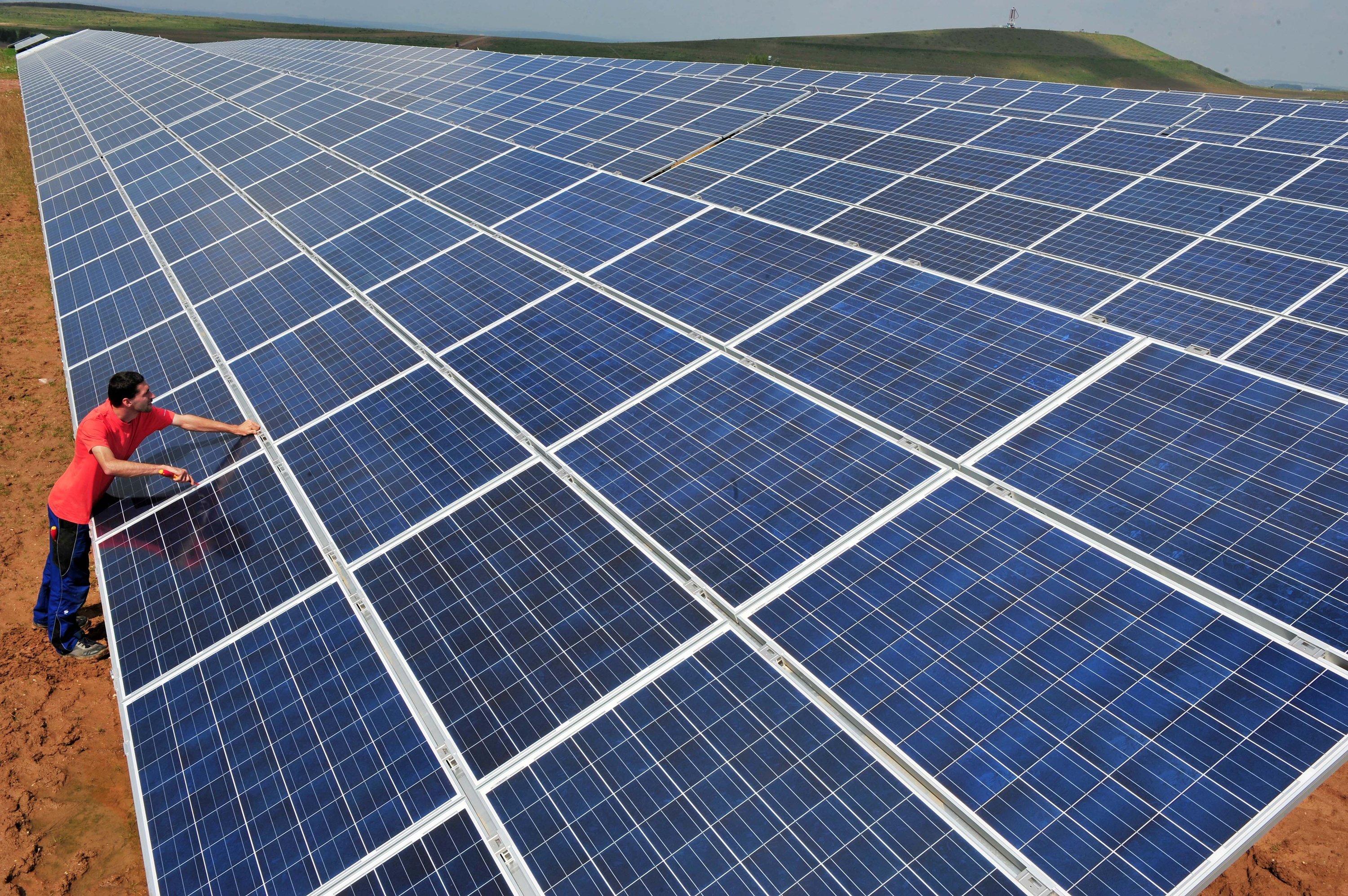 Ein Servicetechniker arbeitet in Ronneburg an den Solarmodulen in einem Solarpark, errichtet vom Unternehmen juwi Solar. Gerade bei solchen Großanlagen würde sich eine fünfprozentige Leistungssteigerung pro Modul auszahlen. 