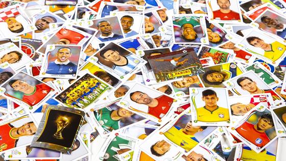 Da geht das Sammlerherz von Fußballfans auf: Eine geballte Ladung von Panini-Stickern mit den Stars der WM 2014 in Brasilien.