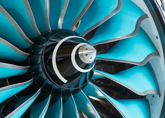 UltraFan-Triebwerk von Rolls-Royce: Der Triebwerkhersteller sieht gute Chance, den CO2-Ausstoß zu halbieren, trotz stärkeren Flugaufkommens. Deshalb setzt Rolls-Royce verstärkt leichtere Werkstoffe wie Carbon und Titan ein, um die Triebwerke leichter und sparsamer zu machen.