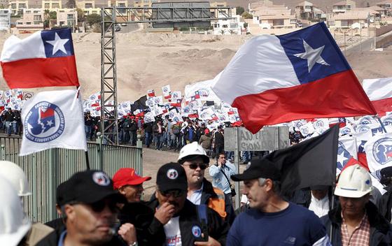 In Chile protestieren über 2000 Arbeiter für bessere Arbeitsbedingungen in der Escondida-Mine, der größten Kupfermine der Welt. Ihre Kollegen beim Bergbauunternehmen Codelco werden in Zukunft in arsenbelasteten Minen sogar um ihre Gesundheit fürchten müssen.