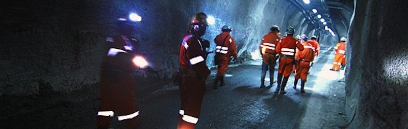 Arbeiter gehen durch eine Mine von Codelco. Der Bergbaukonzern plant, in Nordchile eine neue Mine anzulegen, um arsenbelastetes Kupfer abzubauen.